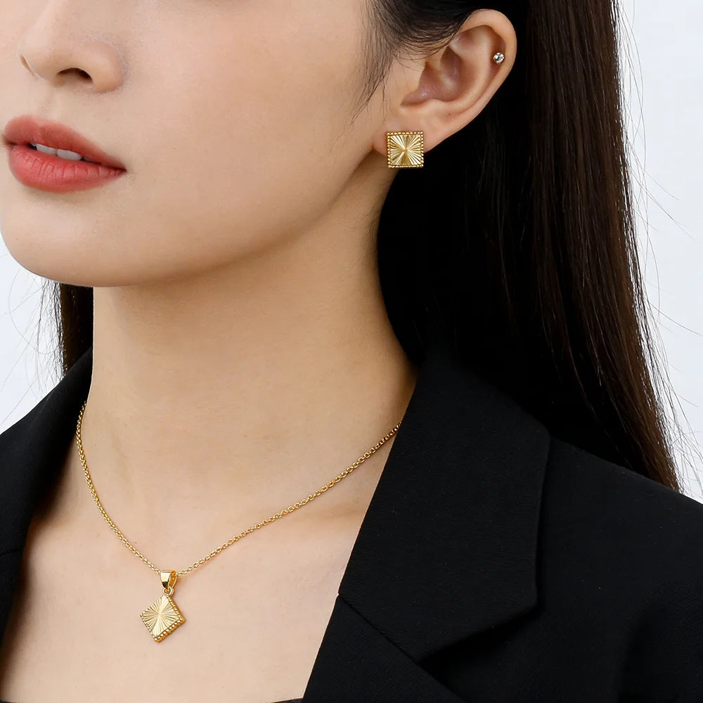 316L Stainless Steel Pendant Necklace18K Gold Plated Fashion Jewelry Individualistic Waterproof Holiday Jewelry Accessories