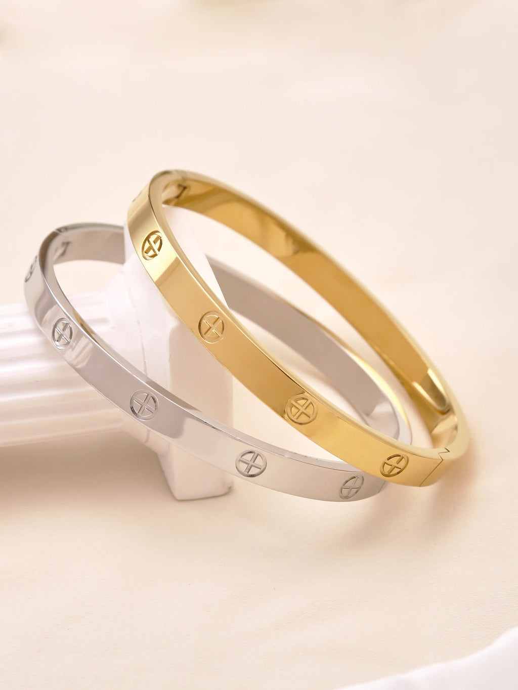 A 1-piece 18K gold-plated stainless steel ladies' gold bracelet, a durable and fashionable jewelry accessory suitable for daily
