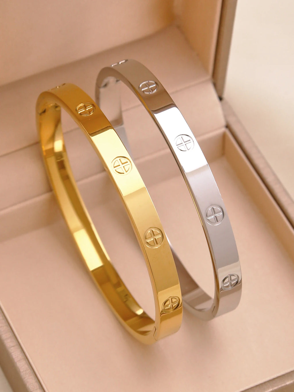 A 1-piece 18K gold-plated stainless steel ladies' gold bracelet, a durable and fashionable jewelry accessory suitable for daily