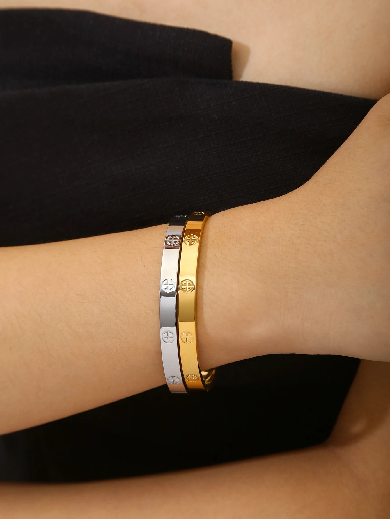 A 1-piece 18K gold-plated stainless steel ladies' gold bracelet, a durable and fashionable jewelry accessory suitable for daily