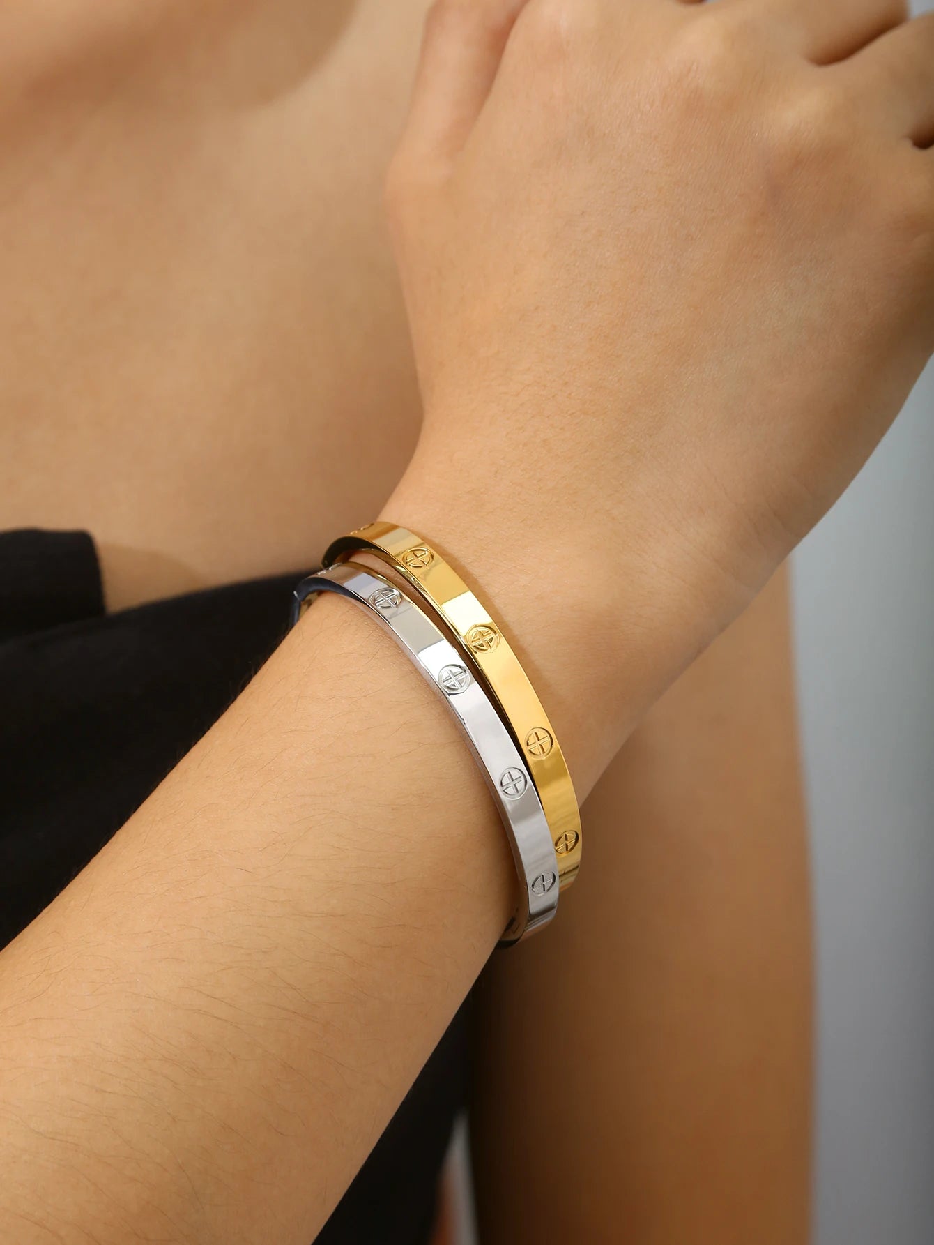 A 1-piece 18K gold-plated stainless steel ladies' gold bracelet, a durable and fashionable jewelry accessory suitable for daily